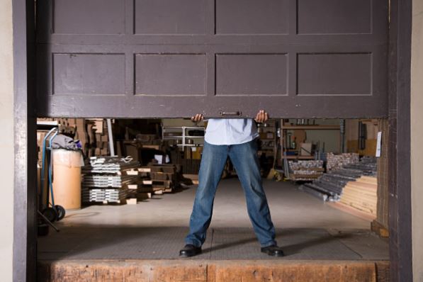 Giel Garage Doors-The_Pros__Cons_Of_Having_A_Manual_Vs_Automatic_Garage_Door (1)